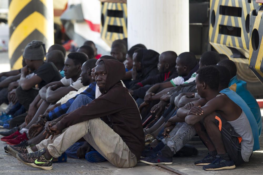 RESCATAN A 53 INMIGRANTES DE UNA PATERA Y LOS ...