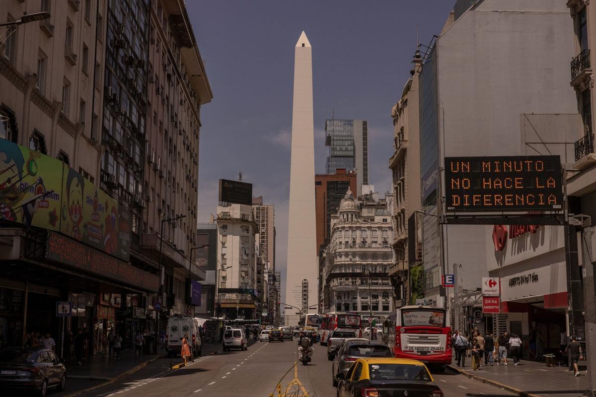 Peatones y tráfico en las inmediaciones del Obelisco, en la avenida 9 de julio en Buenos Aires, el pasado diciembre.