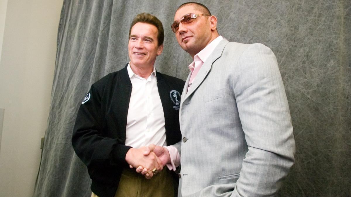Dave Bautista junto a Arnold Schwarzenegger