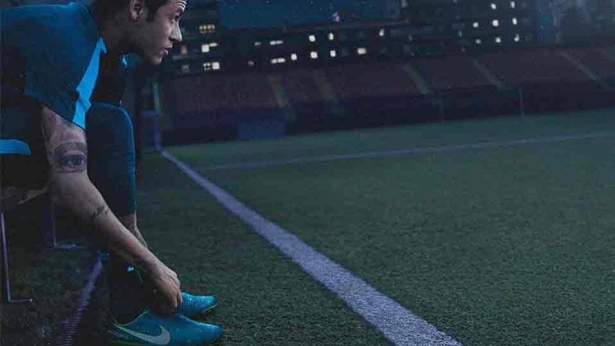 Neymar Junior se ata las botas durante un anuncio promocional de Nike