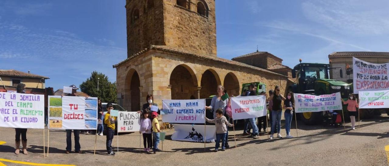 Concentración de ayer en Tábara para pedir que las placas solares no se instalen en terreno agrícola productivo. | Zamora Viva