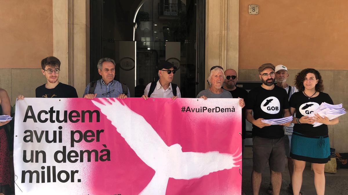 Los representantes del GOB, esta mañana en el Parlament antes de entregar las firmas.