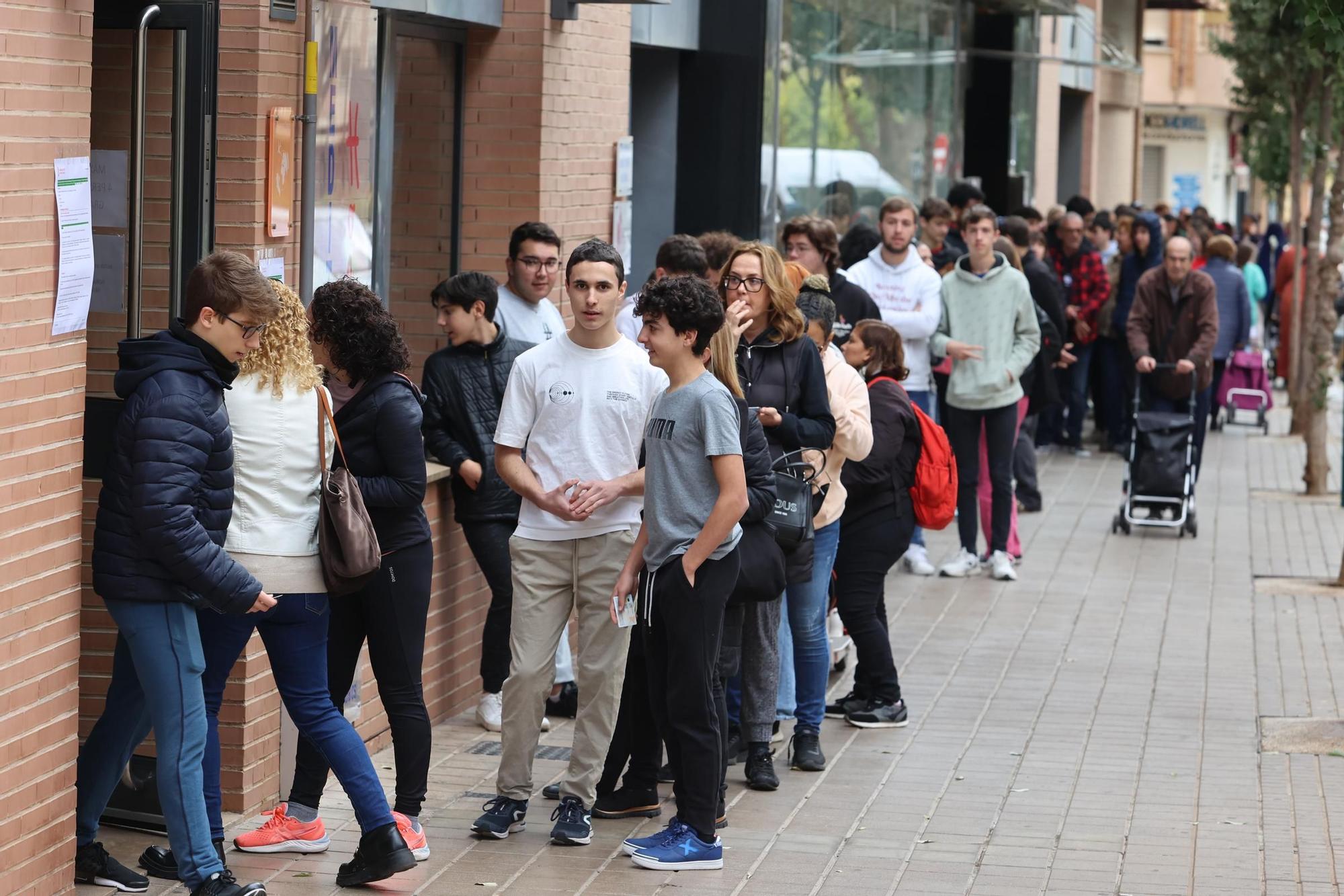 Colas por la supresión de la gratuidad de la tarjeta joven del bus