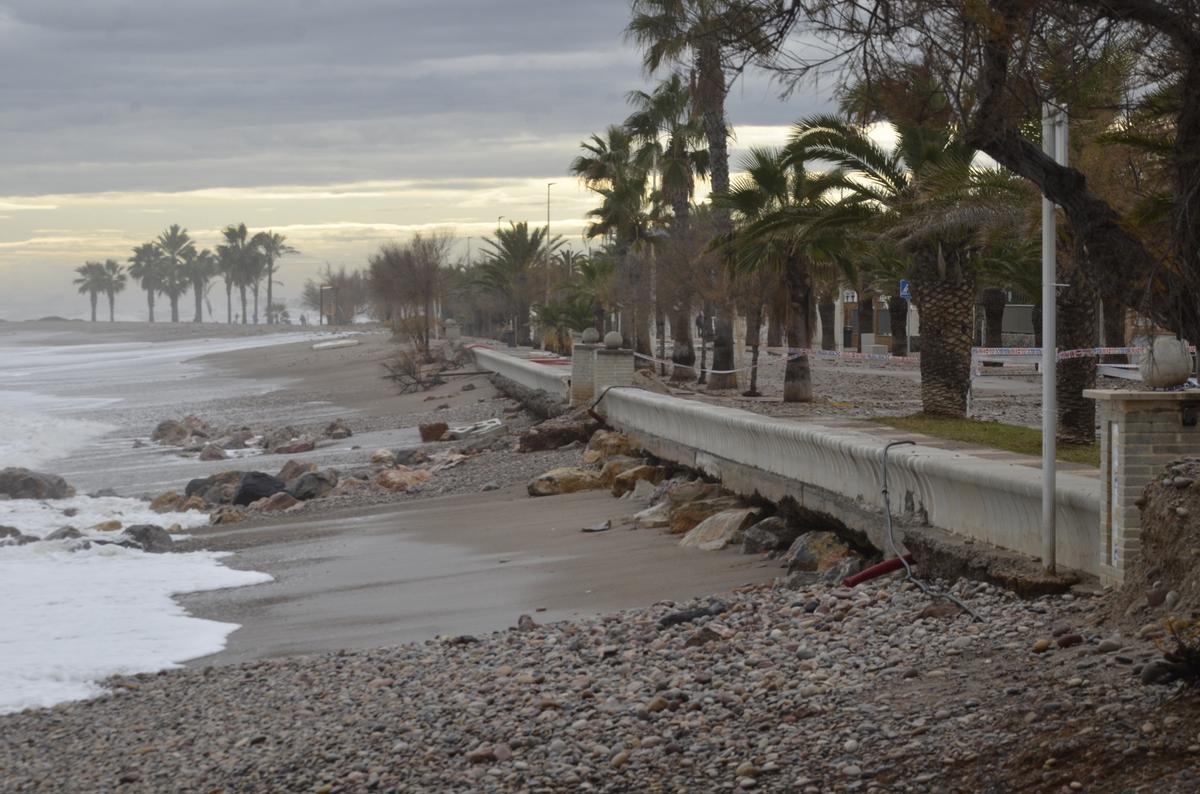 Foto de los daños que provocó el temporal 'Harry' en al acera de la avenida Mare Nostrum en Moncofa, que el Ayuntamiento busca proteger con la construcción de la barrera de piedras.