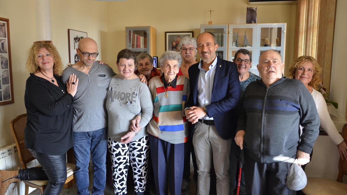 L'homenatjada amb l'alcalde de Manresa, acompanyats per familiars de la centenària