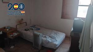 Imagen de una de las habitaciones de la vivienda en la que fue localizada la menor, en Ontinyent.