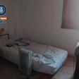 Imagen de una de las habitaciones de la vivienda en la que fue localizada la menor, en Ontinyent.