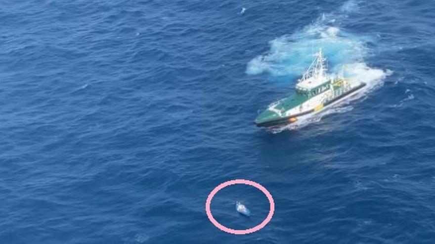 Así ha rescatado la patrullera de la Guardia Civil un kayak a la deriva entre Lanzarote y Fuerteventura