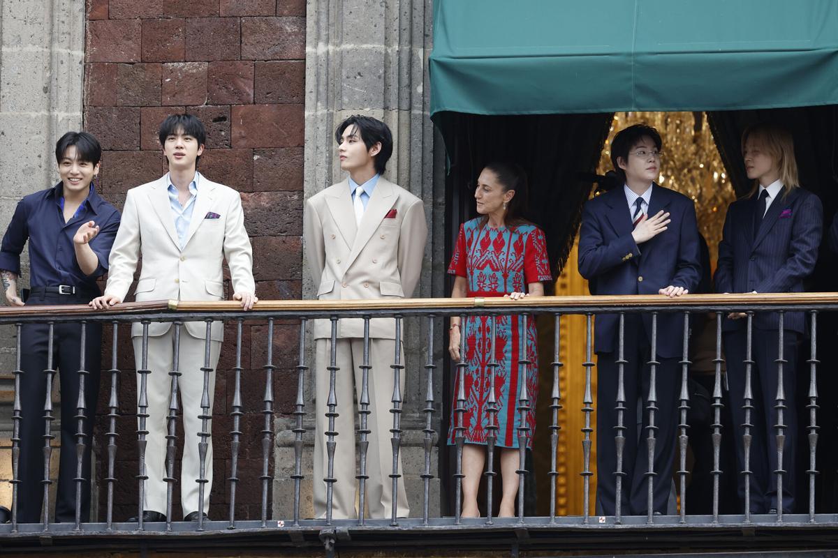 La presidenta de México, Claudia Sheinbaum (3-d), reacciona junto a los integrantes del grupo surcoreano de K-pop BTS este miércoles, durante una visita al Palacio Nacional de Ciudad de México (México). EFE/ Sáshenka Gutiérrez. ACOMPAÑA CRÓNICA: MÉXICO BTS MÚSICA