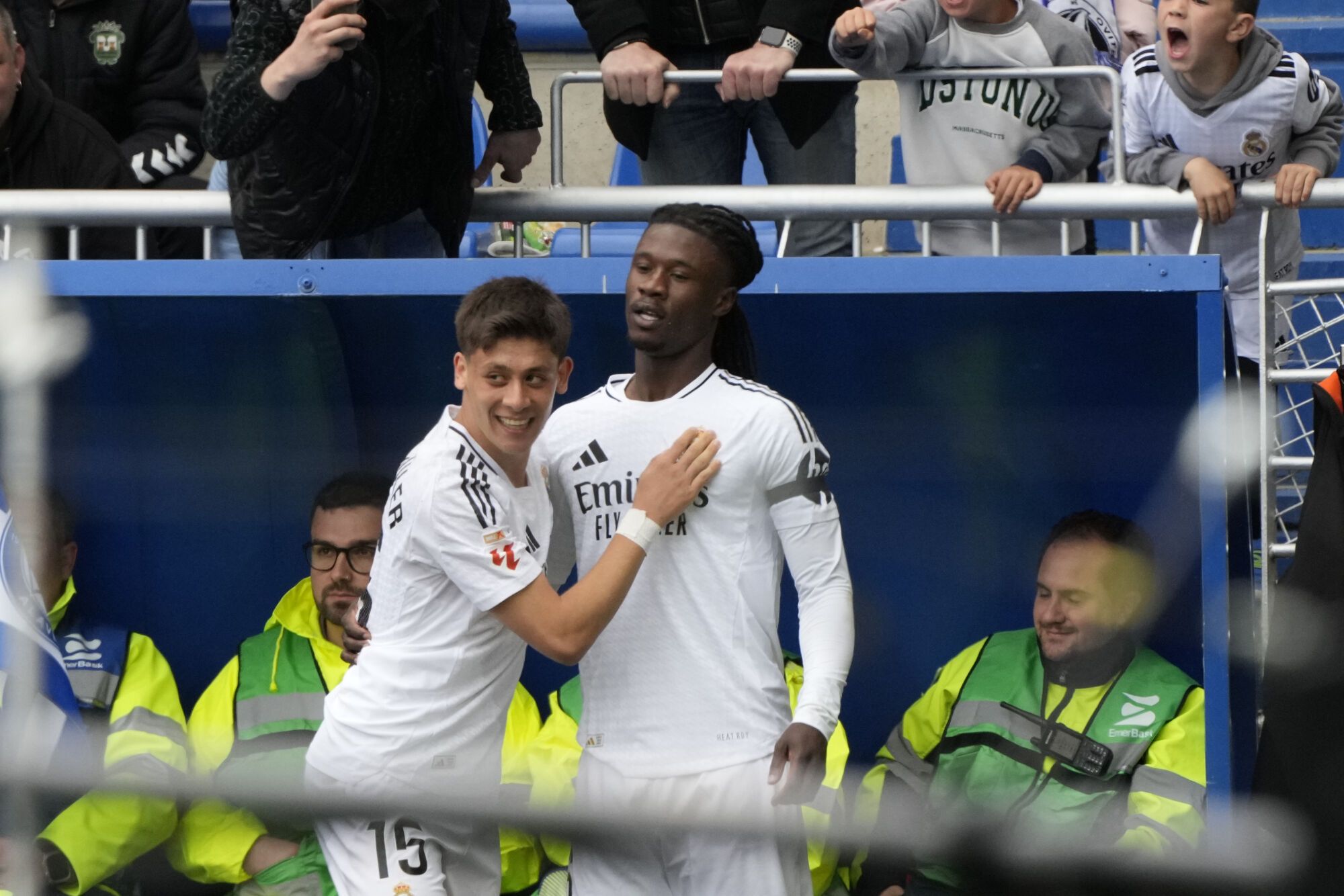 VITORIA, 13/04/2025.- El defensa francés del Real Madrid Eduardo Camavinga (d) celebra tras anotar el primer gol del equipo este domingo, durante el partido de la jornada 31 de LaLiga EA Sports, entre el Deportivo Alavés y Real Madrid, en el estadio de Mendizorrotza de Vitoria. EFE/ Adrian Ruiz Hierro