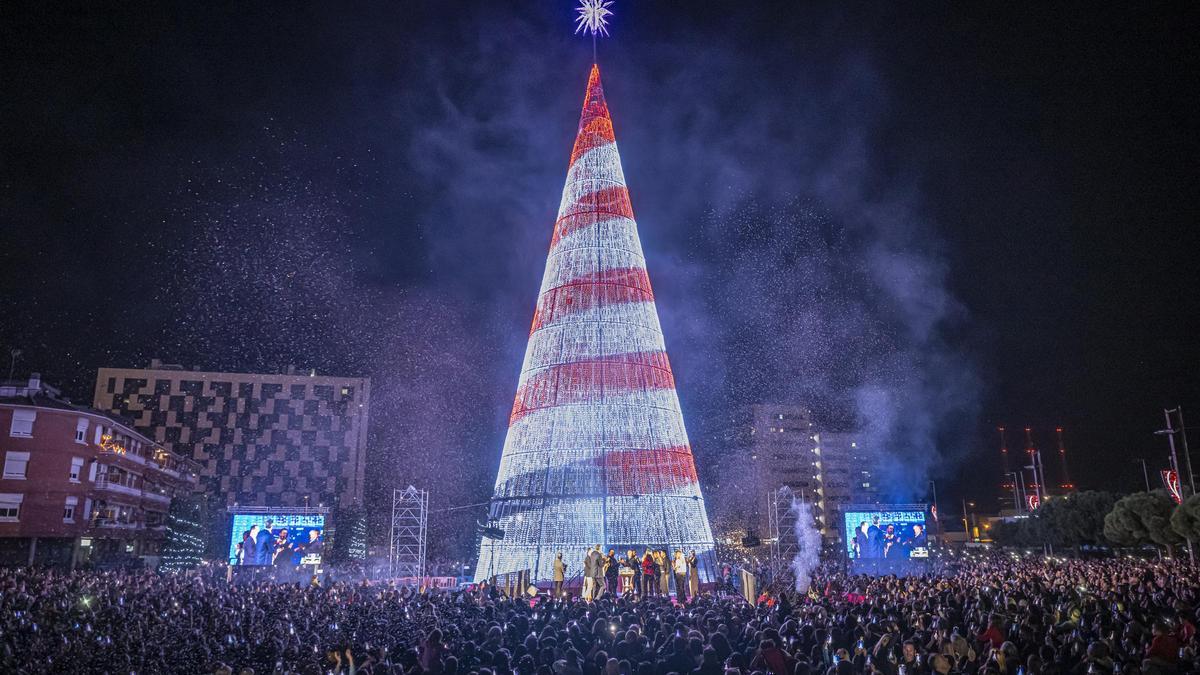 El 'superárbol' de Navidad de Badalona. Badalona ha encendido ya las más de 82.000 luces píxel que componen su tan mediático ‘superárbol’ de Navidad.