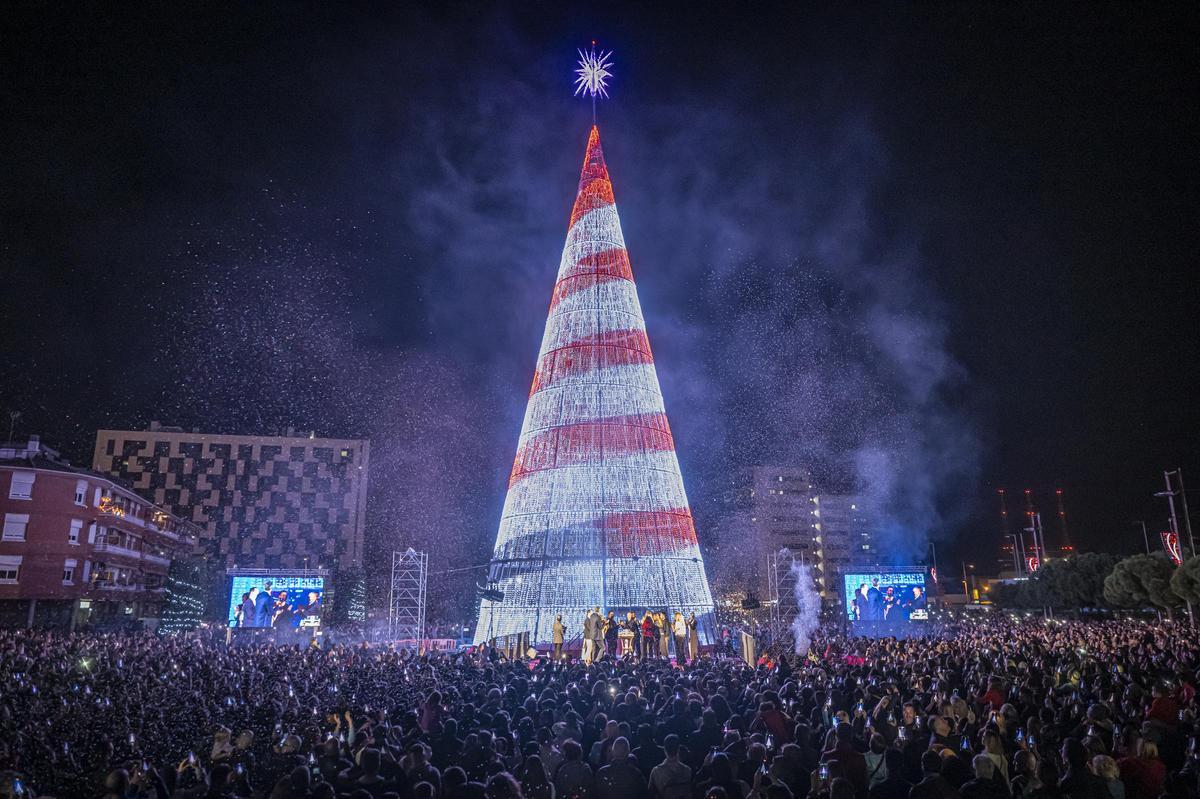 El superárbol de Navidad de Badalona. Badalona ha encendido ya las más de 82.000 luces píxel que componen su tan mediático ‘superárbol’ de Navidad.