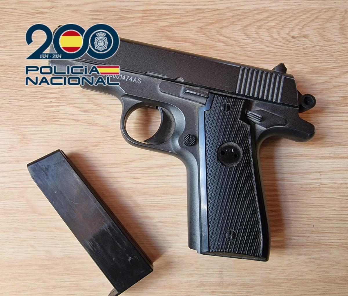 Pistola de aire incautada a la pareja detenida en Benidorm.