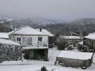 La nieve cubrió las montañas y dejó a casi 600 escolares sin clases