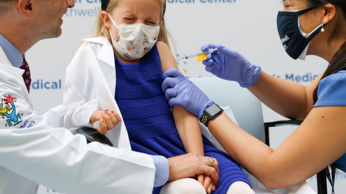 Una niña de 7 años se vacuna en Nueva York. | REUTERS/ANDREW KELLY