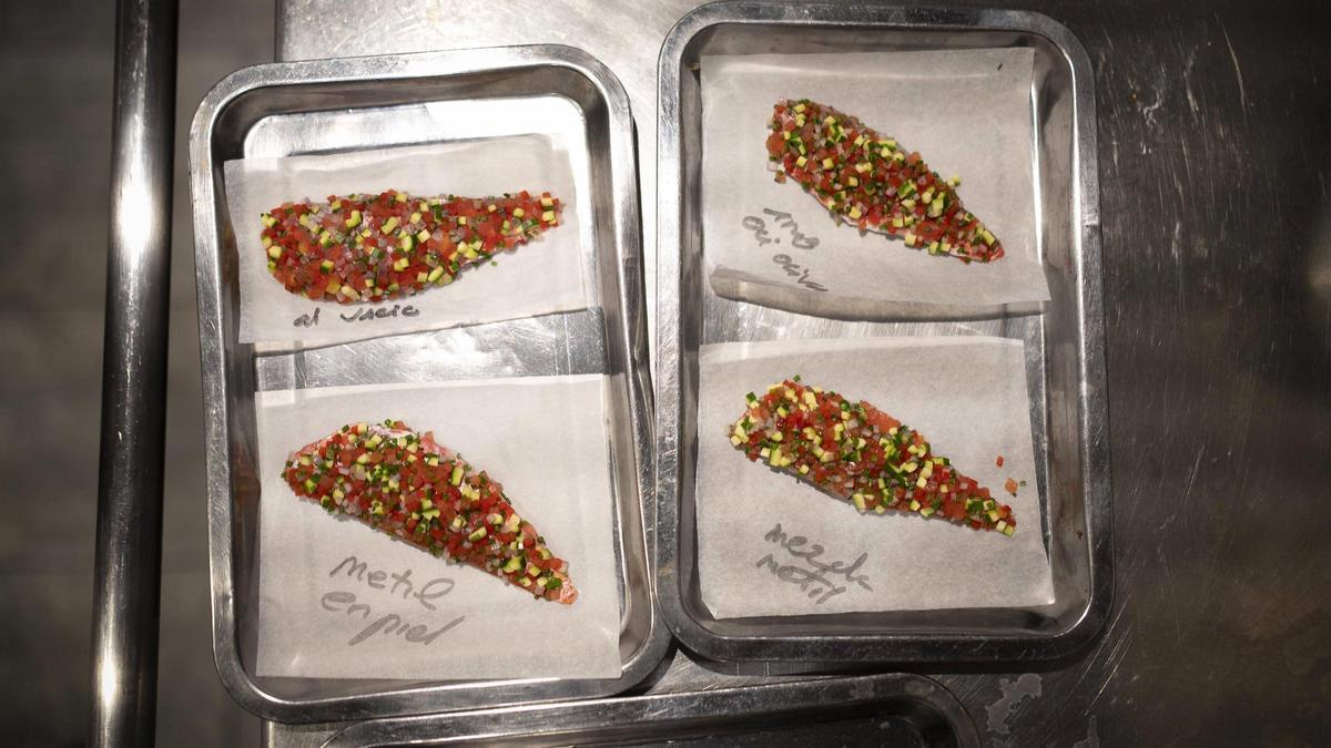 Los diferentes tratamientos de los salmonetes Gaudí, de El Bulli, versionados en Dos Pebrots.
