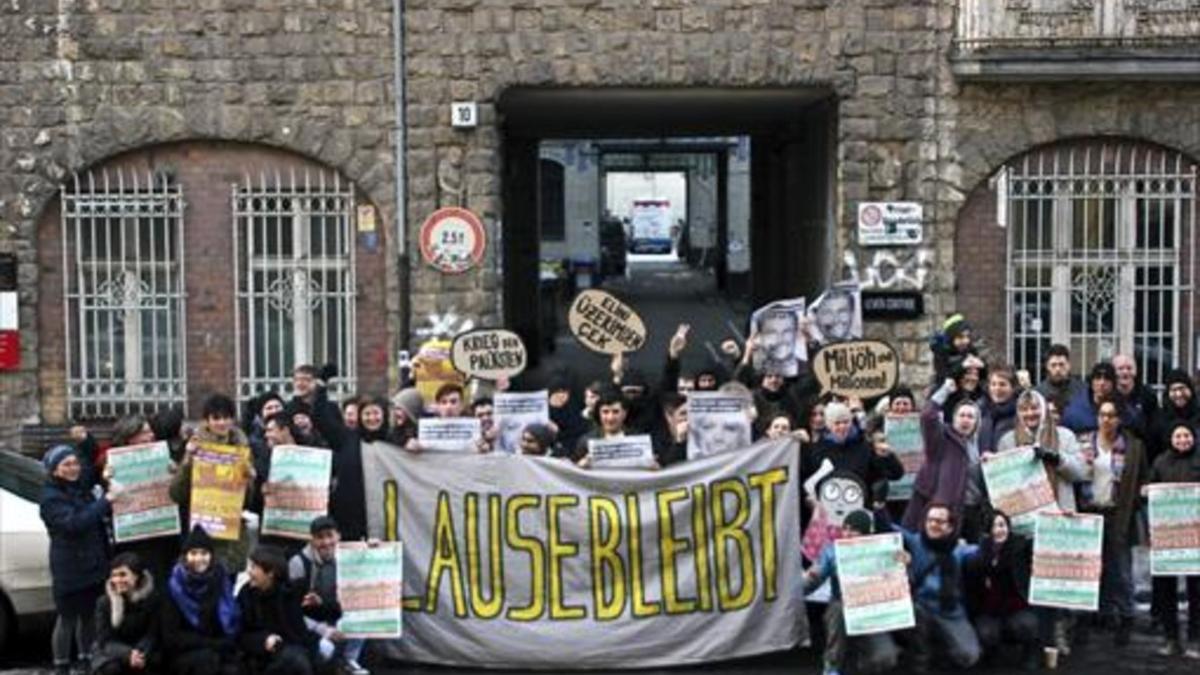 Protesta de los vecinos del edificio de Berlín víctimas de acoso inmobiliario.