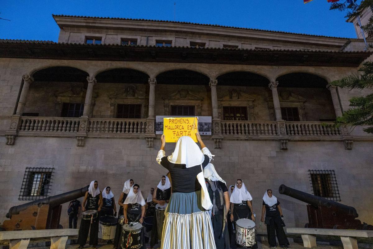 Centenares de personas participan en la cadena ‘a la fresca’ contra la masificación turística en Mallorca