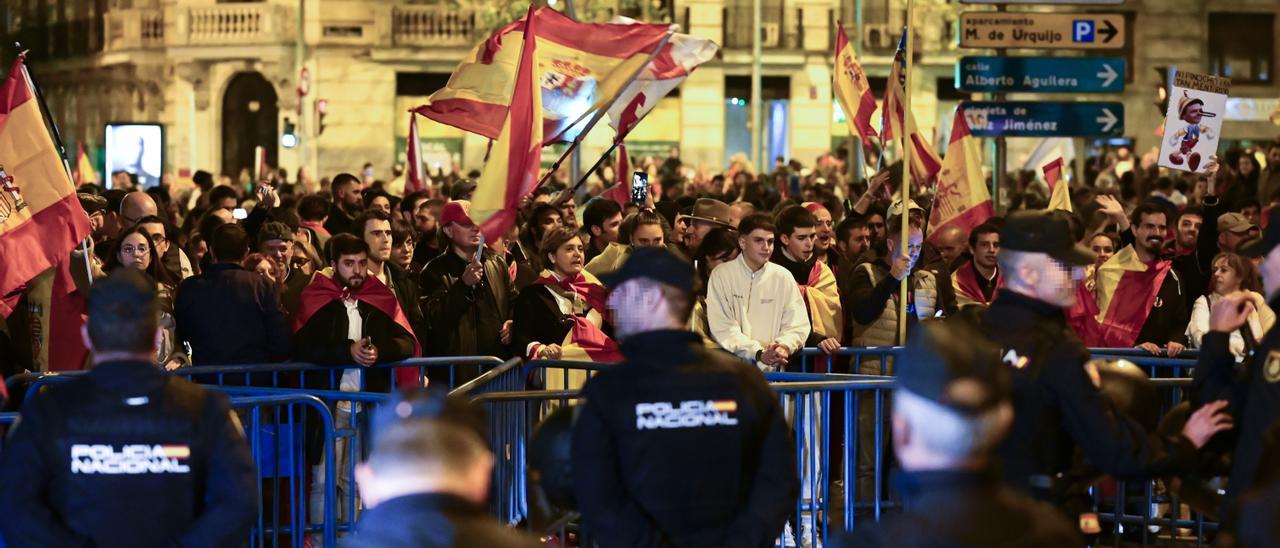 Concentración contra la amnistía frente a la la sede del PSOE en Ferraz