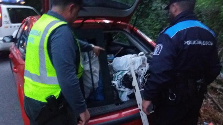 El maletero del coche de los detenidos con el material robado. // G.C.