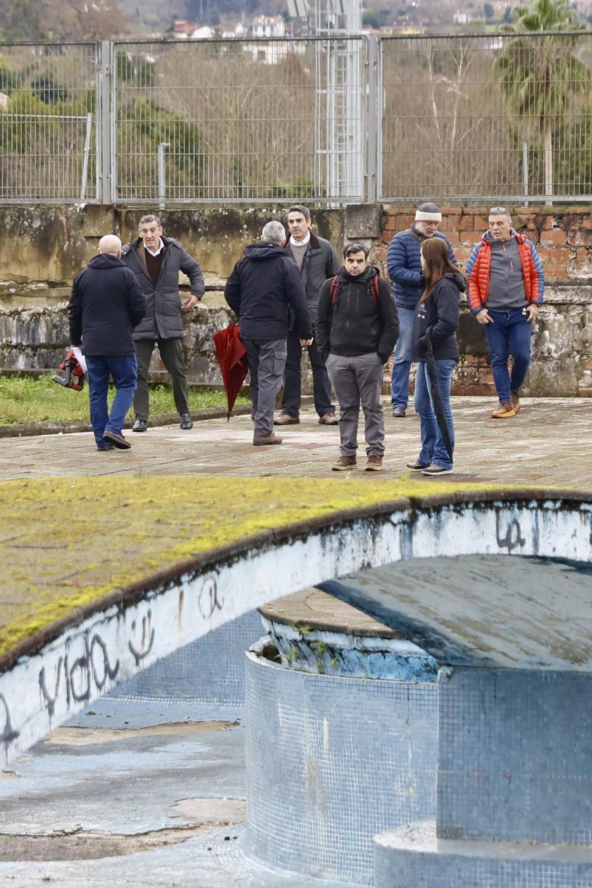 La visita de los técnicos a la piscina de la Laboral, en imágenes