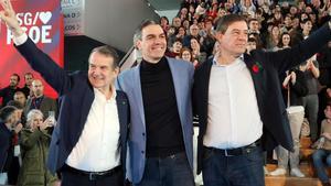 El presidente del Gobierno, Pedro Sánchez, junto al candidato del PSdeG, José Ramón Besteiro, y el alcalde de Vigo, Abel Caballero, durante un mitin el pasado sábado.