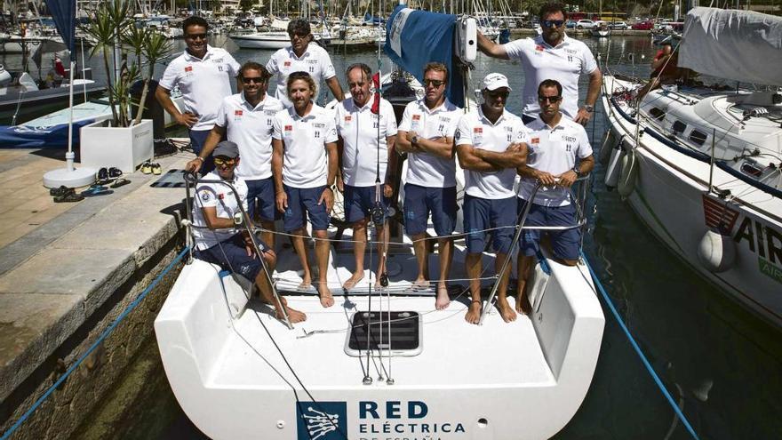 La tripulación al completo del ´Red Eléctrica´ a bordo del barco en el Real Club Náutico de Palma.