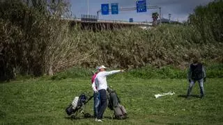 Los jubilados que mantienen un campo de golf rústico en el lecho del Llobregat: "Pedimos más civismo"