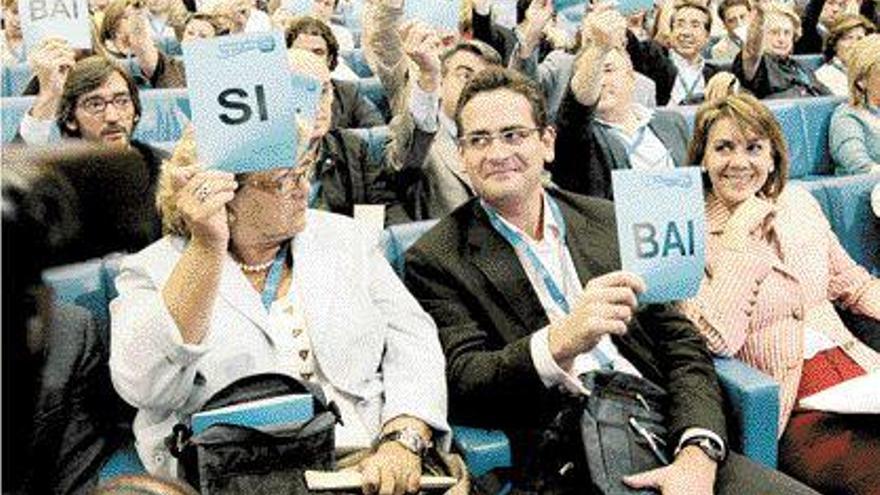 Cospedal, a la derecha, junto a Basagoiti y Usandizaga, ayer en el congreso del PP vasco, en Bilbao. / aldredo aldai