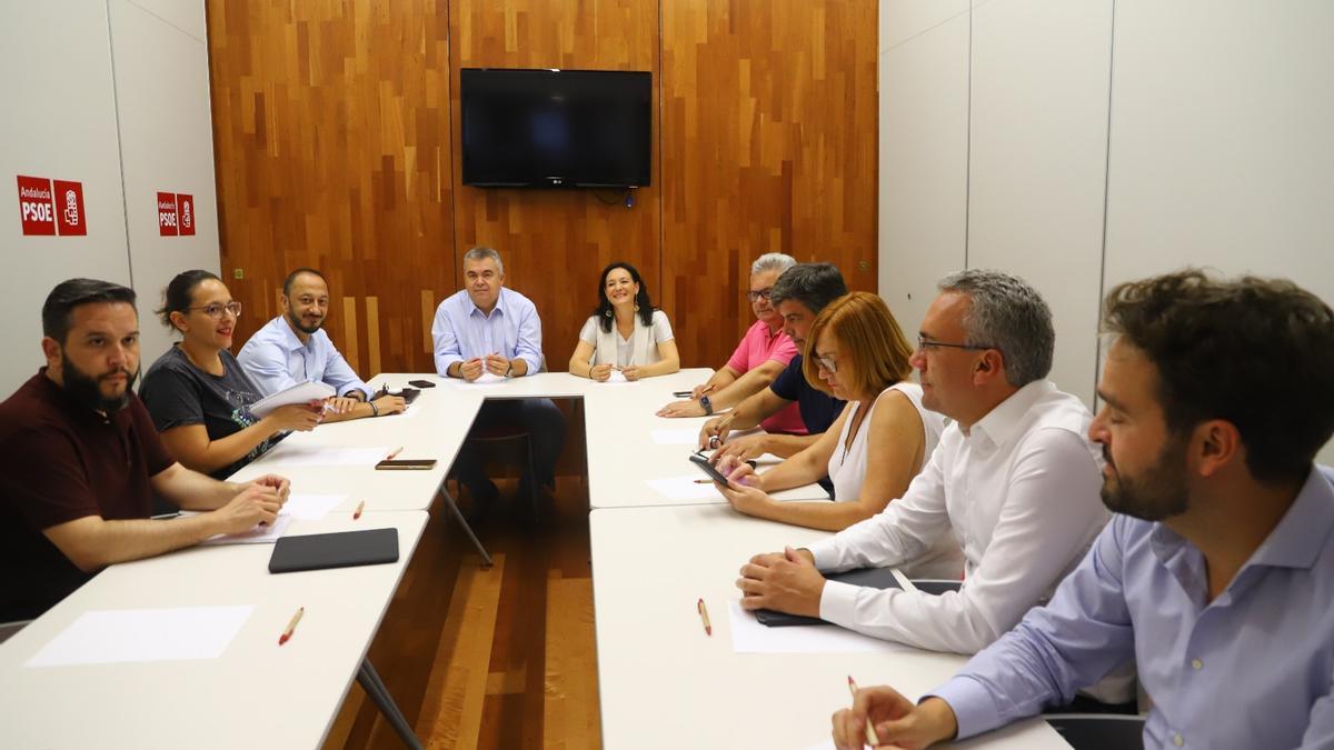 Cerdán y Crespín, durante la reunión con alcaldes de municipios cordobeses de más de 20.000 habitantes.