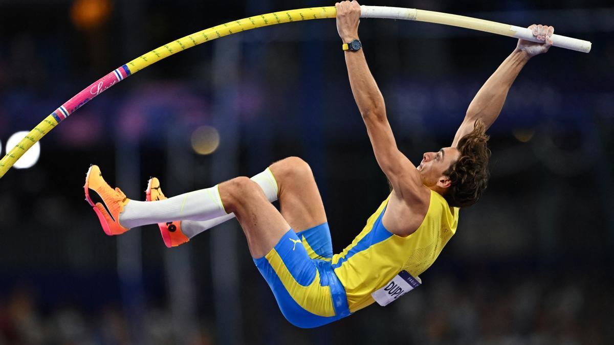 El medallista de oro Armand Duplantis de Suecia en acción.