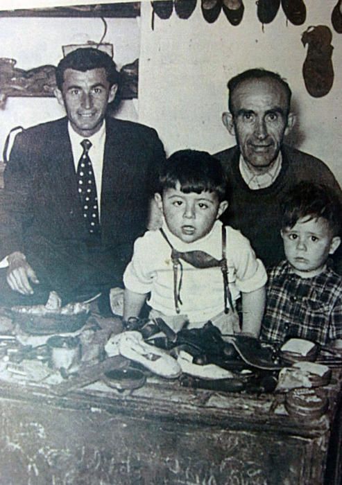 José Medina González, a la derecha, en su taller de zapatería en las Cuatro Esquinas, con familiares y un niño vecino.