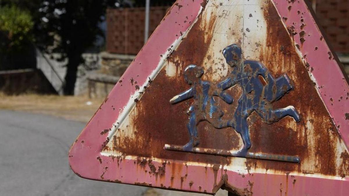 Una señal deteriorada advierte de la presencia anterior de niños en un pueblo de Zamora.