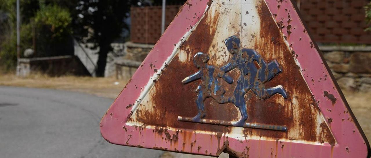 Una señal deteriorada advierte de la presencia anterior de niños en un pueblo de Zamora.