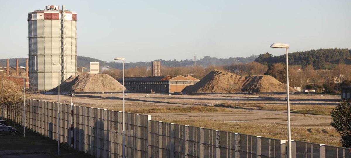 Suelos de las antiguas baterías de coque, tras las demoliciones llevadas a cabo por Erri Berri y con el gasómetro indultado en pie. | MARA VILLAMUZA