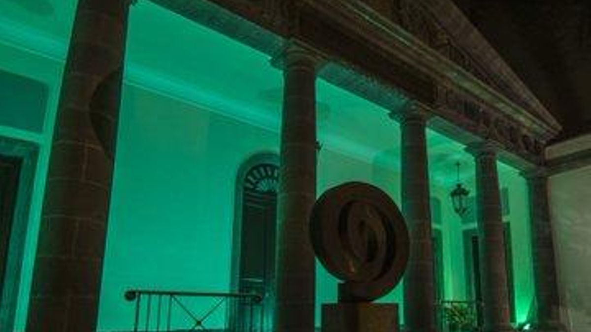 Fachada del Parlamento de Canarias iluminada en verde con motivo del Día Mundial contra el Cáncer