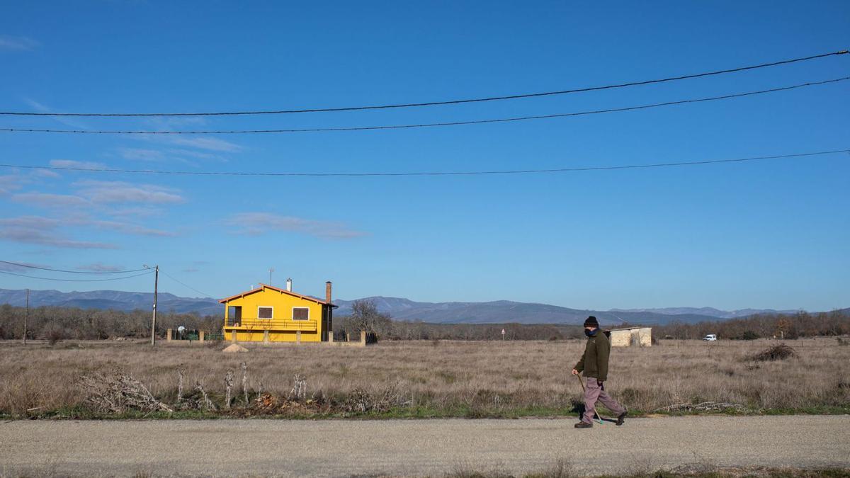 Un hombre camina por las inmediaciones de Molezuelas de la Carballeda. | |  EMILIO FRAILE