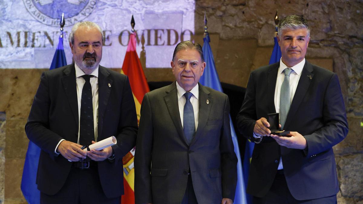 En el centro, Alfredo Canteli, con Manuel Paredes (izquierda) y César Martín.
