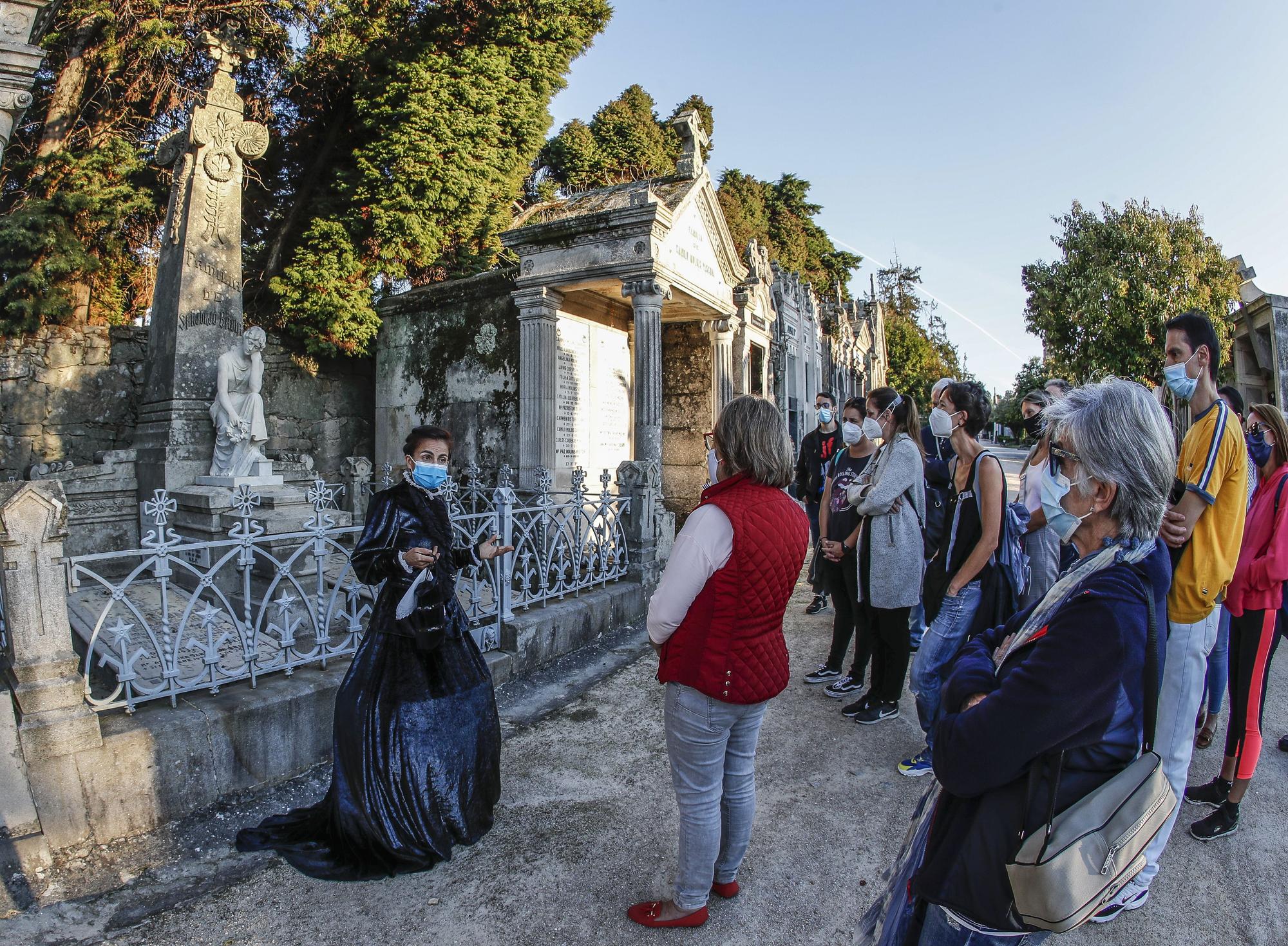 Los habitantes más ilustres del cementerio de Pereiró muestran sus 'aposentos'