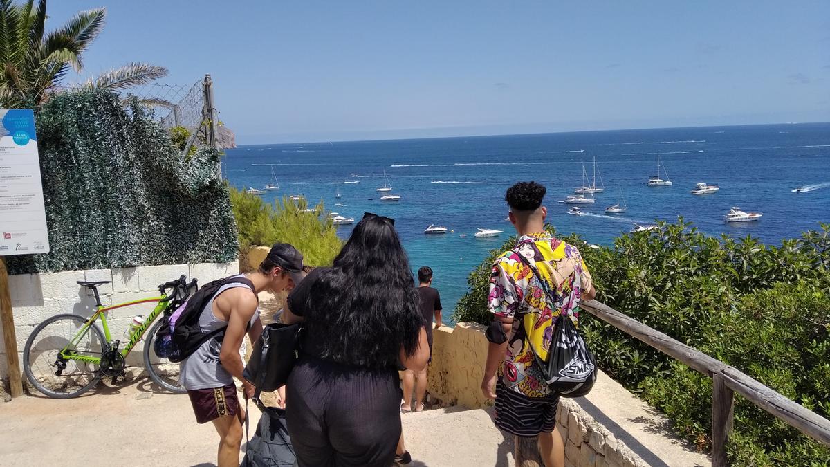 Bañistas que bajaban esta mañana a la Cala Blanca.