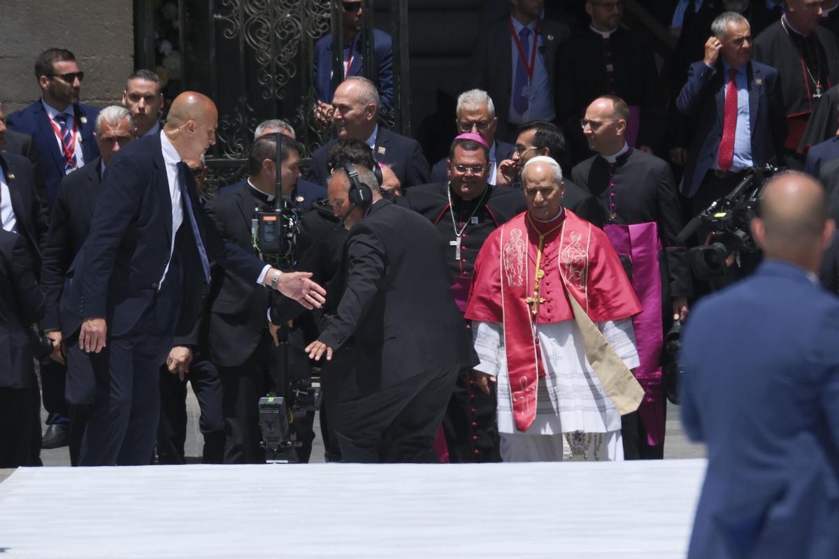 El papa León XIV durante un encuentro con obispos, sacerdotes, diáconos, religiosos, seminaristas y agentes de pastoral en la Catedral de Santa Ana este jueves, en Las Palmas de Gran Canaria.