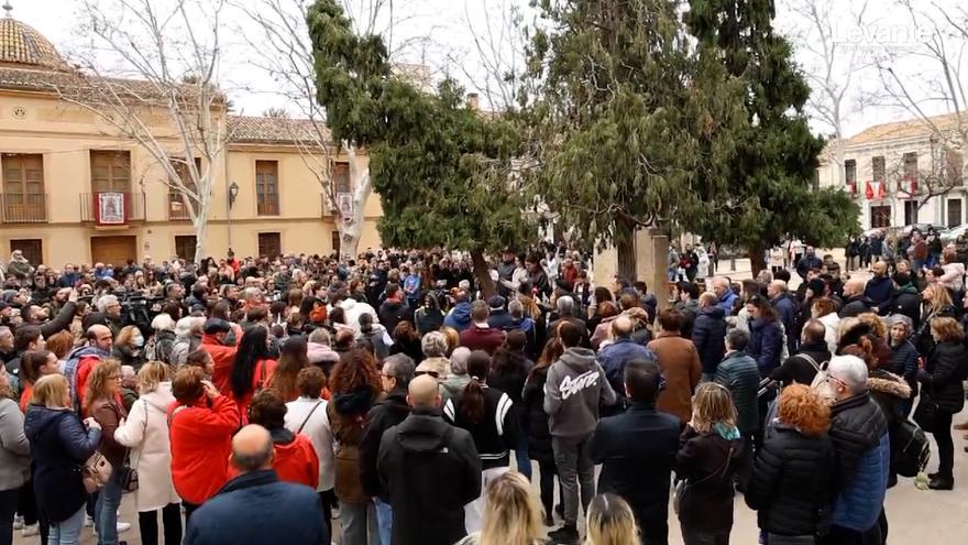 Minuto de silencio y lágrimas en Campanar