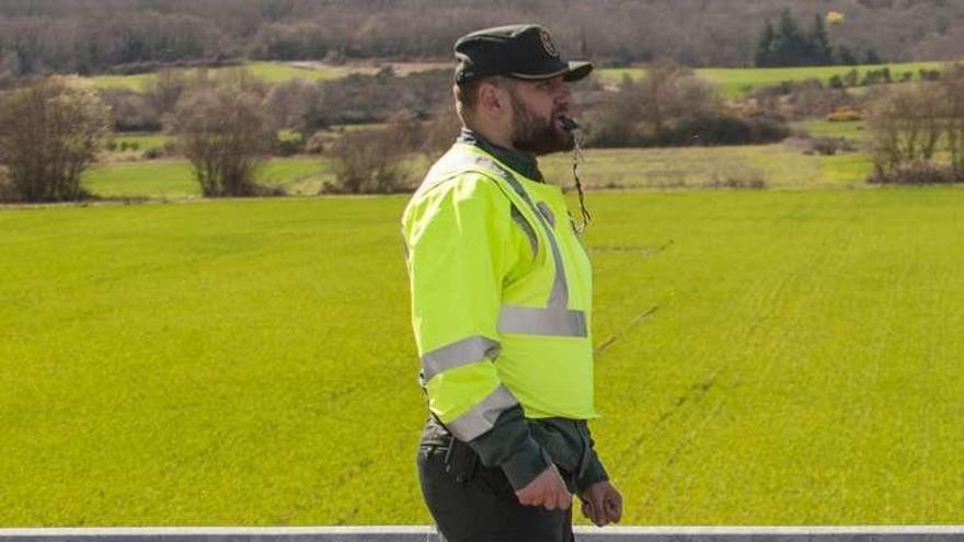 Un guardia civil de Tráfico, durante un control. // Brais Lorenzo