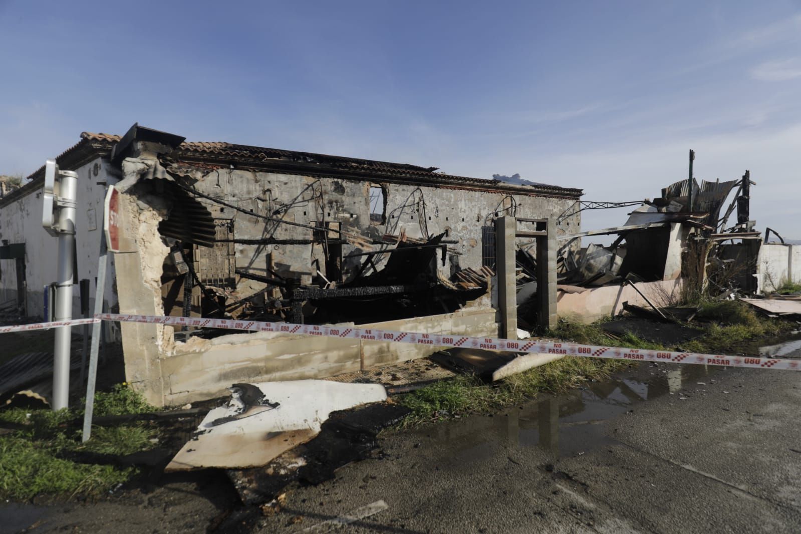 Un incendio de grandes dimensiones consume cuatro viviendas de madrugada junto a Son Banya