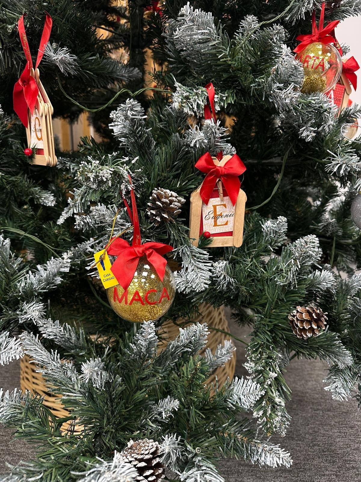Artículos solidarios para decorar un árbol navideño