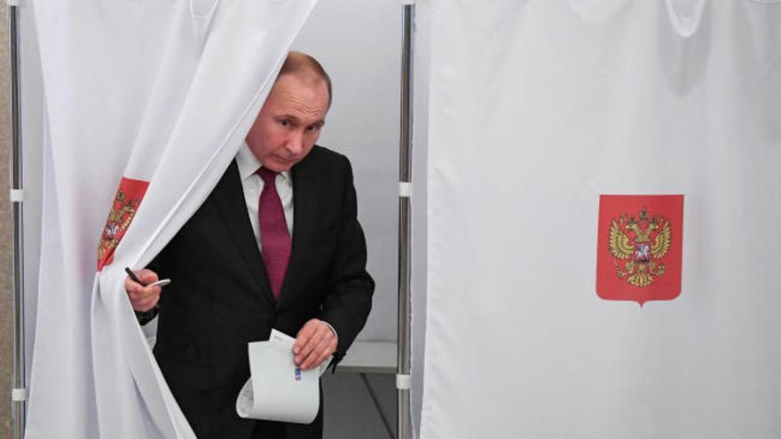 Putin madruga para votar en unas elecciones con pocas incógnitas
