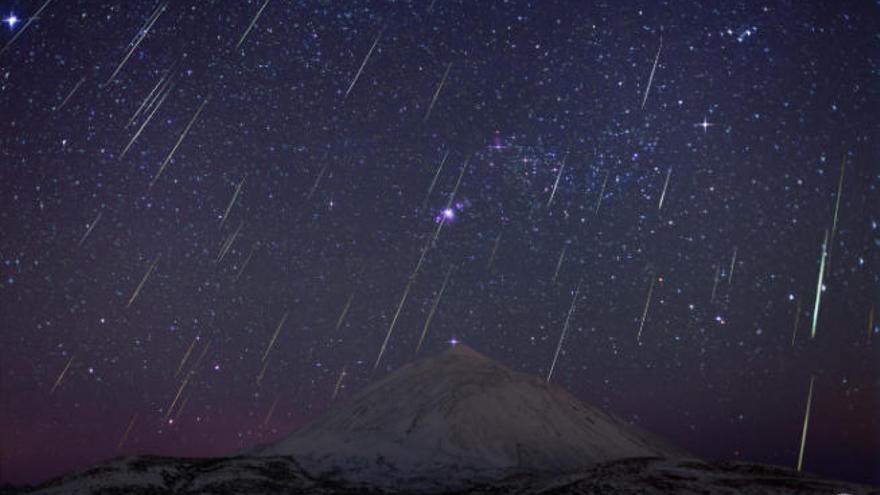 El Teide durante una lluvia de estrellas.