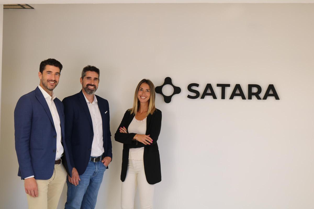 Leonardo Valenzuela García, fundador yCEO de Satara Seguridad (en el centro); junto a Edmund Valenzuela García (CEO y Sales and Marketing Director) y Anaïss Valenzuela García (CEO y CHRO).