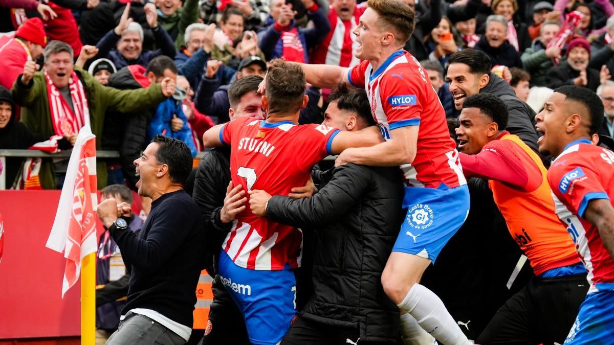 Míchel celebra junto a sus jugadores la victoria del Girona