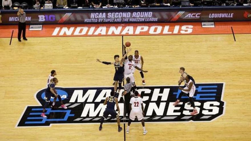 Salto inicial entre dos equipos universitarios durante el 'March Madness'.